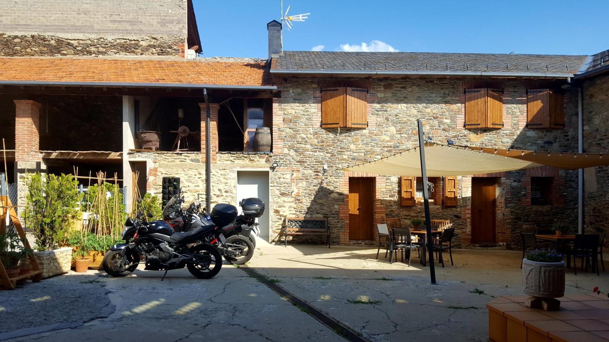 Aparthotel Les Corts Llivia Exterior photo