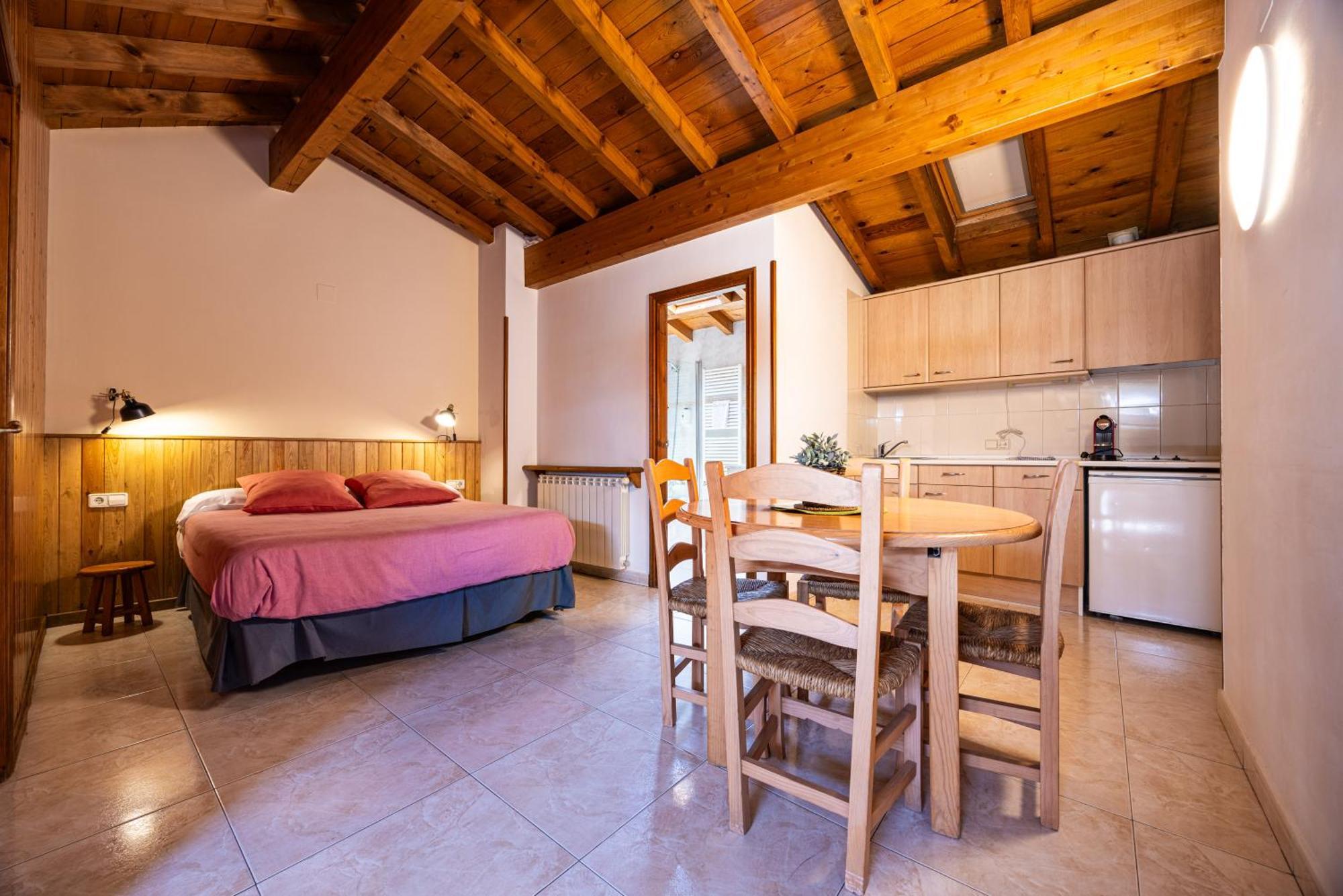 Aparthotel Les Corts Llivia Exterior photo