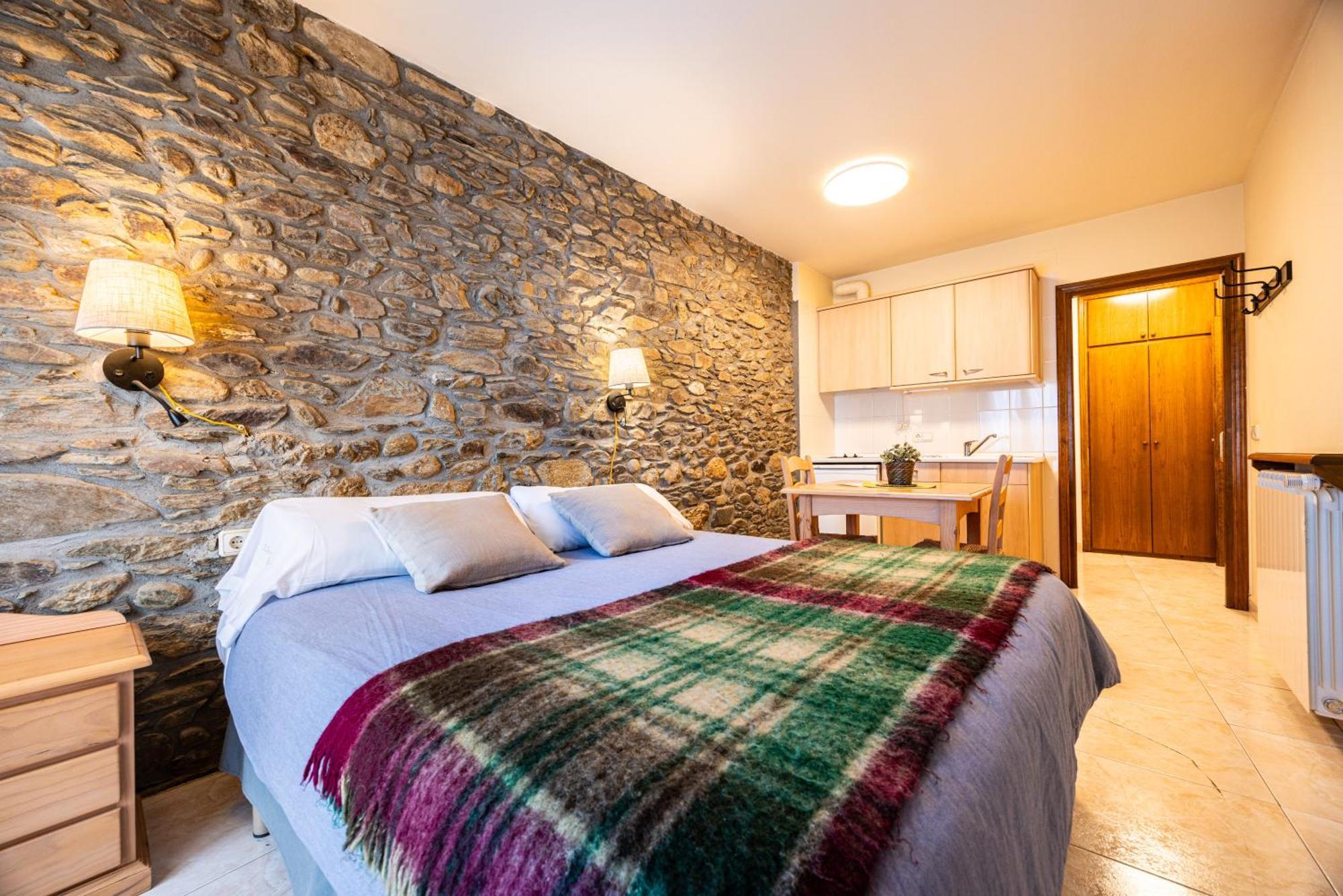 Aparthotel Les Corts Llivia Exterior photo