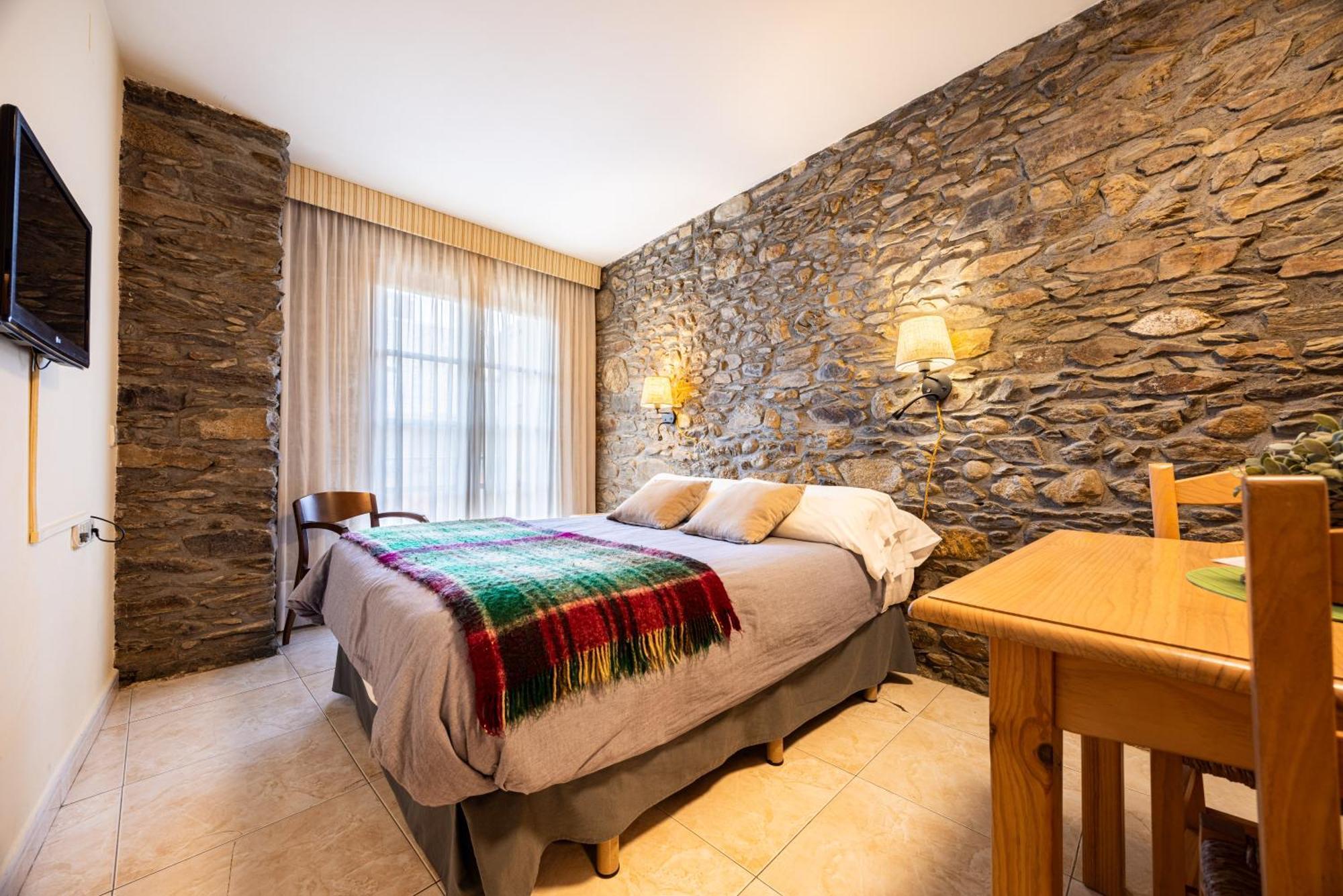 Aparthotel Les Corts Llivia Exterior photo